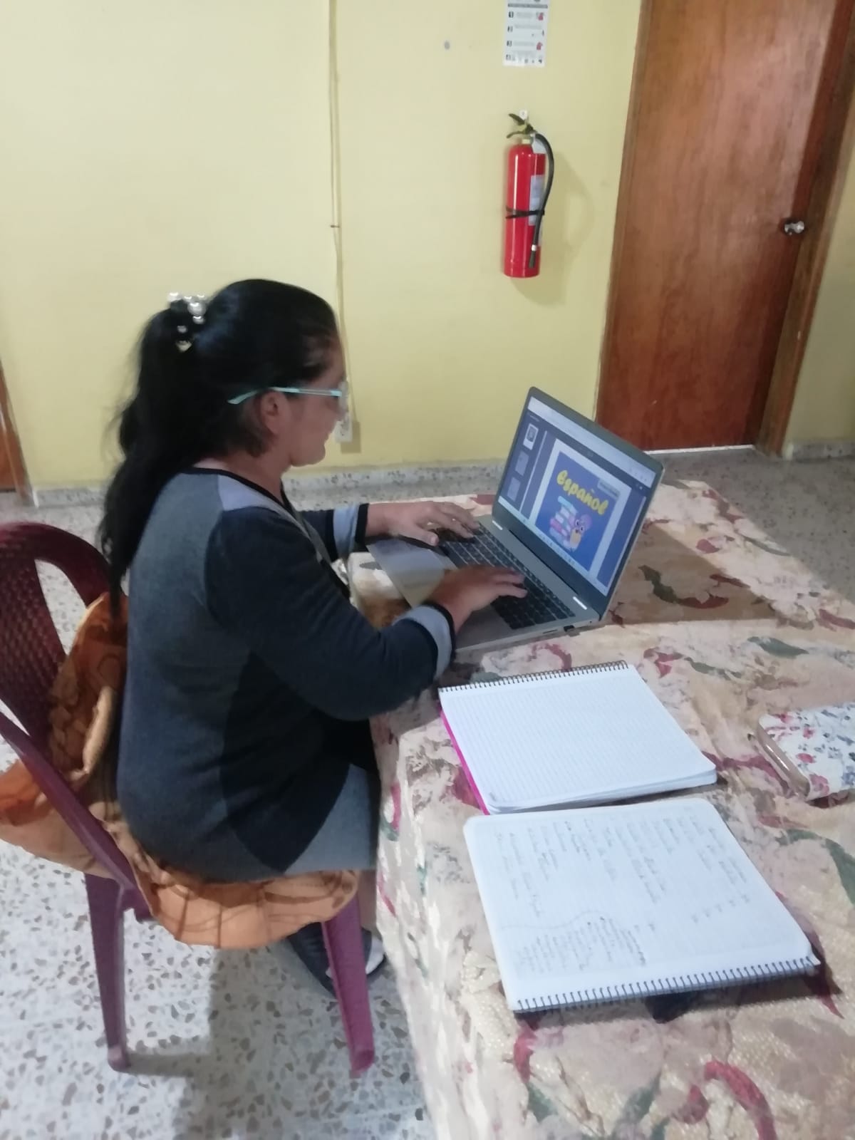 Estudiantes usando tecnolog&iacute;a